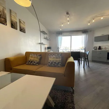 3 Pieces Avec Terrasse Ensoleillee, Proche Et Centre-ville La Rochelle - Fr-1-246-652